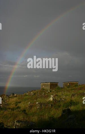 Eine erstaunliche doppelter Regenbogen über den militärischen Ruinen auf Cramond Island, Edinburgh, Schottland Stockfoto