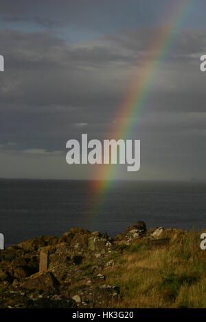 Eine erstaunliche doppelter Regenbogen über Cramond Island, Edinburgh, Schottland Stockfoto