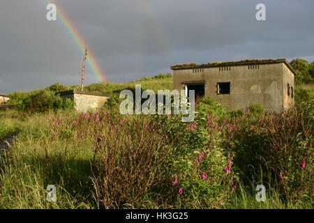 Eine erstaunliche doppelter Regenbogen über den militärischen Ruinen auf Cramond Island, Edinburgh, Schottland Stockfoto