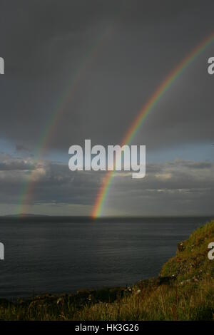 Eine erstaunliche doppelter Regenbogen über Cramond Island, Edinburgh, Schottland Stockfoto