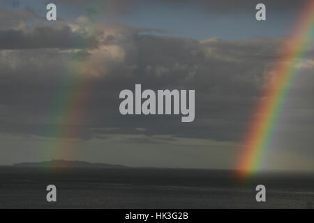 Eine erstaunliche doppelter Regenbogen über Inchmickery Insel, Edinburgh, Schottland Stockfoto