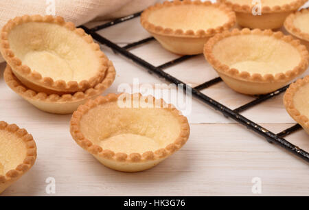 Gruppe der frisch gebackene Torte leeren Schalen auf Holztisch Stockfoto