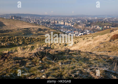 Edinburgh Stadt von Salisbury Crags auf Arthurs Seat, Schottland gesehen Stockfoto