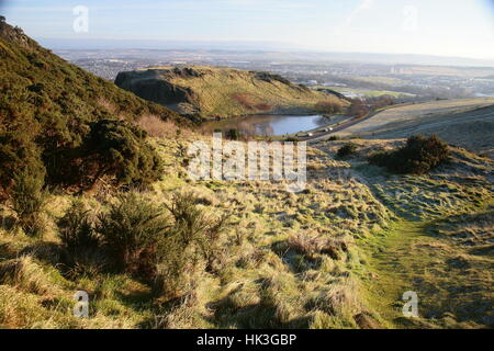 Blick auf See von Arthurs Seat, Edinburgh im winter Stockfoto