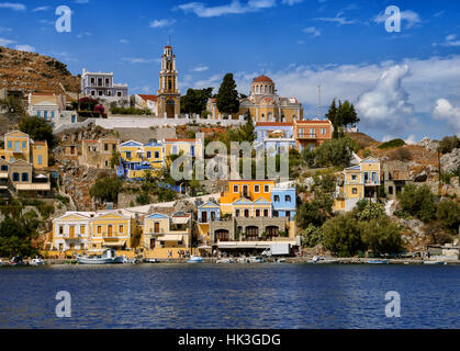 Kirche und Häuser der Insel Symi. Dodekanes. Griechenland Stockfoto