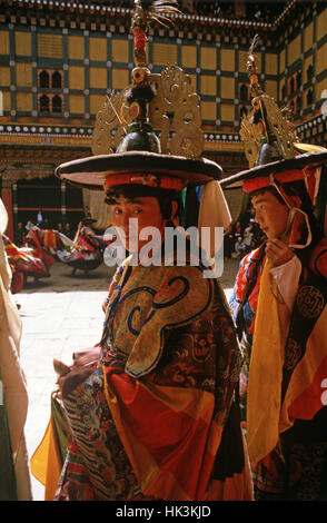 Black Hat Tänzerinnen im Paro Tshechu, Maske Tanzfestival in Paro Dzong, Bhutan Stockfoto