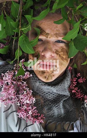 Frau, Gesicht, Dschungel, Busch, Globus, Planeten, Erde, Welt, Arm, Waffe, Messer, Stockfoto