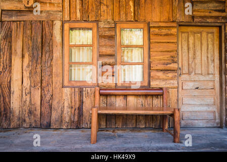 Vorderansicht des Vintage Holz Zimmer mit Stuhl, Fenster und Tür Stockfoto