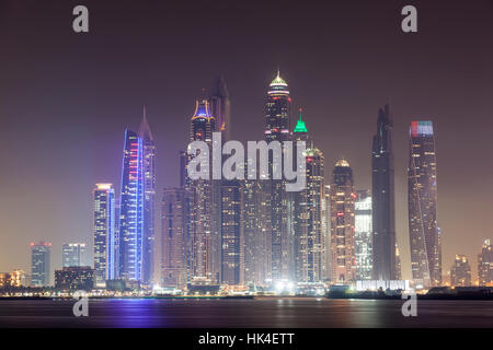 Dubai Marina Wolkenkratzer in der Nacht Stockfoto
