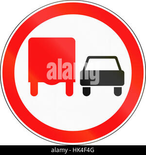 Straßenschild in Russland - kein überholen von Lastkraftwagen verwendet. Stockfoto