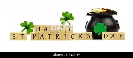 Glücklich St. Patricks Tag Holzblöcke mit Pot of Gold und Kleeblätter über weiß Stockfoto