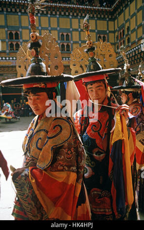 Black Hat Tänzerinnen im Paro Tshechu, Maske Tanzfestival in Paro Dzong, Bhutan Stockfoto