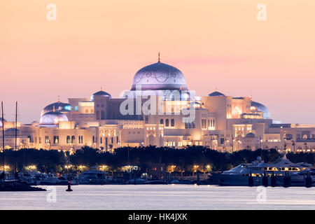 Abu Dhabi Präsidentenpalast in der Nacht Stockfoto