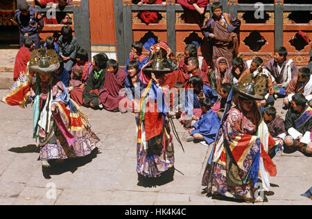 Black Hat Tänzerinnen im Paro Tshechu, Maske Tanzfestival in Paro Dzong, Bhutan Stockfoto