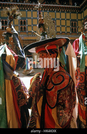 Black Hat Tänzerinnen im Paro Tshechu, Maske Tanzfestival in Paro Dzong, Bhutan Stockfoto