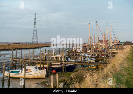 Bootsliegeplätze Oare Creek hohle Ufer Graveney Sümpfe Faversham Kent England Stockfoto