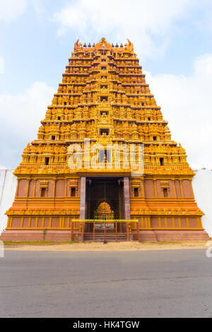 Mittig vor dem goldenen Eingang Gopuram Turm, Vaasal Swarna Nallur Kandaswamy Kovil Hindu Tempel in Jaffna Stockfoto