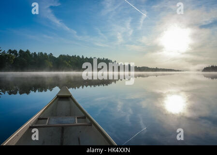 Kanutour am Morgen.  Brillante und leuchtende Mitte Sonnenschein Sommermorgen, eine Kanu mitten im ruhigen, ruhige und friedliche Corry See paddeln. Stockfoto