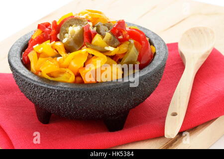 köstliche geschnittene eingelegte heiße Jalapenos, Habaneros und Chile de Arbol Paprika, die würzig und Verbrennungsgefahr Wärmegefühl verlassen wird. Stockfoto