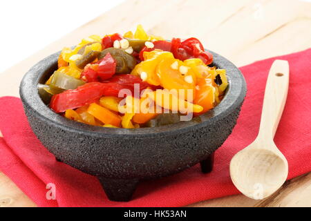 köstliche geschnittene eingelegte heiße Jalapenos, Habaneros und Chile de Arbol Paprika, die würzig und Verbrennungsgefahr Wärmegefühl verlassen wird. Stockfoto