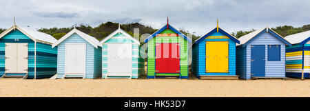 Brighton Beach, ein Wahrzeichen von Melbourne für Einheimische und Touristen an einem Sommertag zu genießen. Baden-Boxen haben in der Overtime Wert erhöht. Stockfoto