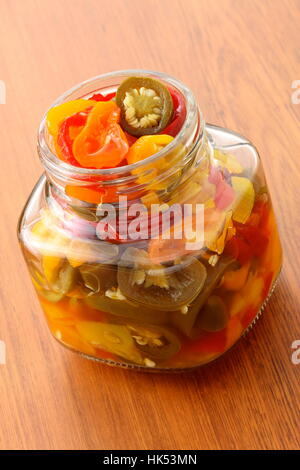 köstliche geschnittene eingelegte heiße Jalapenos, Habaneros und Chile de Arbol Paprika, die würzig und Verbrennungsgefahr Wärmegefühl verlassen wird. Stockfoto