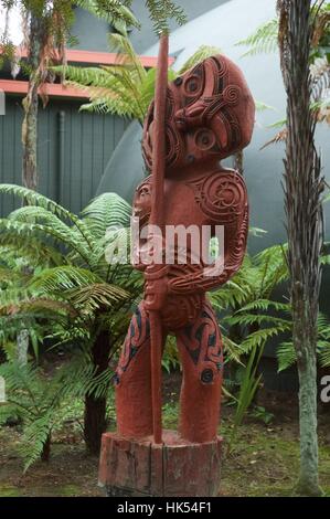 Maori-Bevölkerung - Wikipedia der Māori sind die polynesischen Ureinwohner von Neuseeland. Neuseeland Maori Totempfahl. Stockfoto