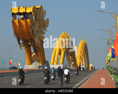 Stadt Da Nang, Vietnam, 24. Februar 2015: blaue Stunde in Dragon Bridge, berühmte Brücke in Da Nang Stadt Dragon Bridge kann Atem Feuer und Wasser im Wochenend Stockfoto