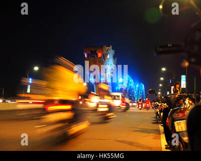 Stadt Da Nang, Vietnam, 24. Februar 2015: blaue Stunde in Dragon Bridge, berühmte Brücke in Da Nang Stadt Dragon Bridge kann Atem Feuer und Wasser im Wochenend Stockfoto