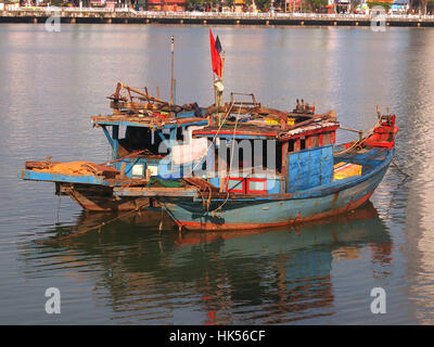 alte blaue hölzerne Fischerboote in Da Nang verankert auf dem Fluss Stockfoto