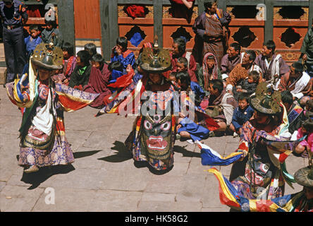 Black Hat Tänzerinnen im Paro Tshechu, Maske Tanzfestival in Paro Dzong, Bhutan Stockfoto