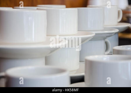 Stapel von weißen Tassen und Untertassen. Stockfoto