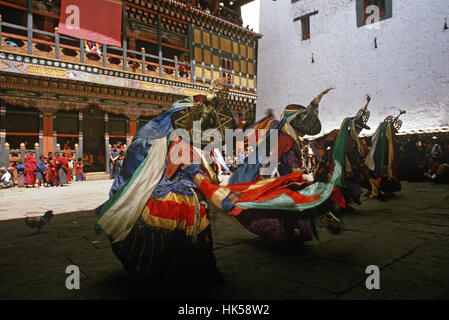 Black Hat Tänzerinnen im Paro Tshechu, Maske Tanzfestival in Paro Dzong, Bhutan Stockfoto