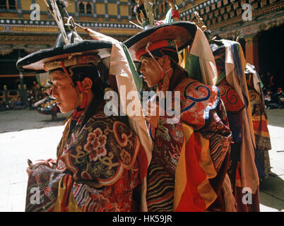 Black Hat Tänzerinnen im Paro Tshechu, Maske Tanzfestival in Paro Dzong, Bhutan Stockfoto