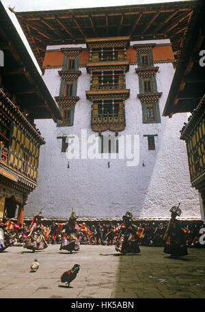 Black Hat Tänzerinnen im Paro Tshechu, Maske Tanzfestival in Paro Dzong, Bhutan Stockfoto