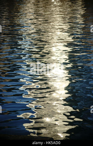 Abstrakte Reflexe auf dem Wasser Stockfoto