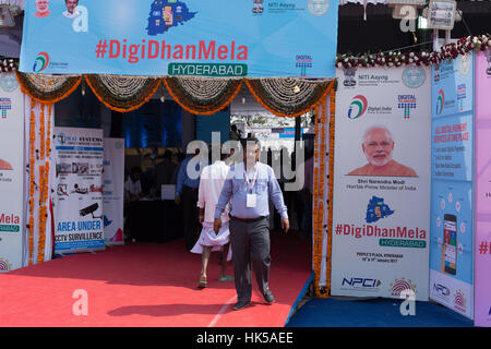 HYDERABAD, Indien - Januar 19,2017 Besucher im Digi Dhan Mela Volkspartei Plaza in Hyderabad.The zwei Tage Mela ist eine gemeinsame Initiative von Telangana State Stockfoto