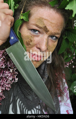 Frau, Gesicht, Dschungel, Busch, Globus, Planeten, Erde, Welt, Arm, Waffe, Messer, Stockfoto