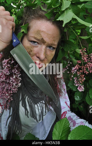 Frau, Gesicht, Dschungel, Busch, Globus, Planeten, Erde, Welt, Arm, Waffe, Messer, Stockfoto