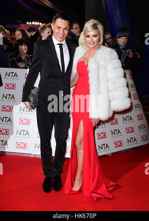 Bobby Norris und Chloe Sims National Television Awards 2017, angekommen in der O2 Arena, London statt. PRESSEVERBAND Foto. Bild Datum: 25. Januar 2017. Finden Sie unter PA Geschichte SHOWBIZ NTAs. Bildnachweis sollte lauten: Ian West/PA Wire Stockfoto