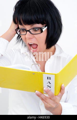 Schockiert Frau mit Kontoauszug Stockfoto