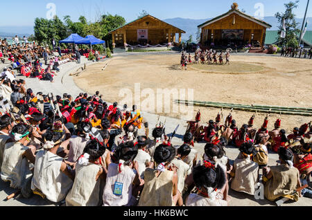 Die Stämme von nagaland ihre Bräuche und Tänze an den Grossen showground Der nashornvogel-Festival Stockfoto