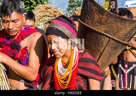 Es ist eine spannende Mischung aus Tribal Menschen und ihre Gewohnheiten an Hornbill zu erleben - Festival in kohima jedes Jahr Stockfoto