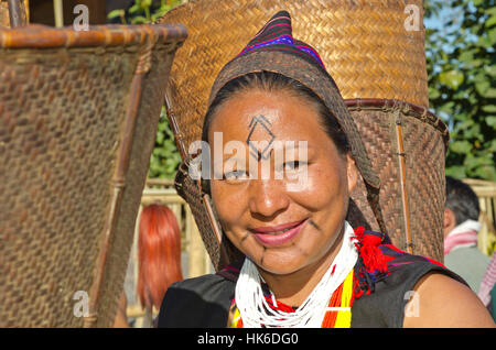 Es ist eine spannende Mischung aus Tribal Menschen und ihre Gewohnheiten an Hornbill zu erleben - Festival in kohima jedes Jahr Stockfoto