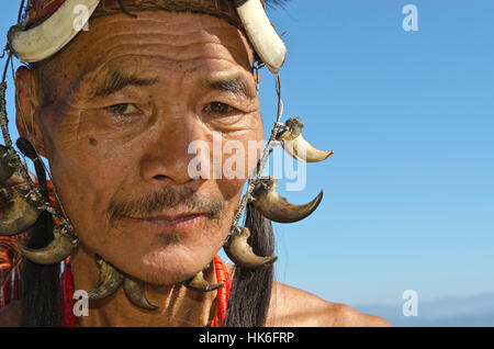 Konyak - Krieger voll eingerichtete an HORNBILL-Festival Stockfoto