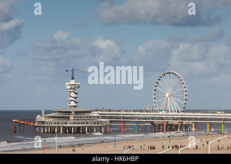 Pier mit Bungee-Jumping-Turm und Riesenrad, Strand, Scheveningen, den Haag, Holland, Niederlande Stockfoto