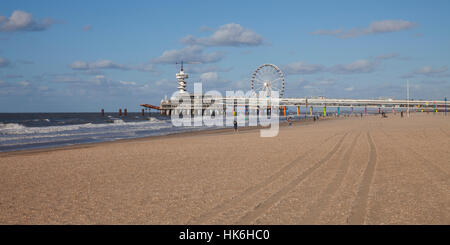 Pier mit Bungee-Jumping-Turm und Riesenrad, Strand, Scheveningen, den Haag, Holland, Niederlande Stockfoto