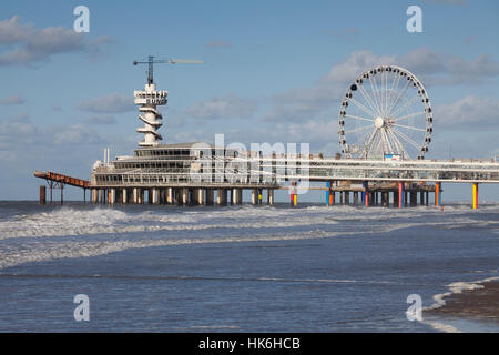 Pier mit Bungee-jumping-Turm und Riesenrad, Scheveningen, den Haag, Holland, Niederlande Stockfoto