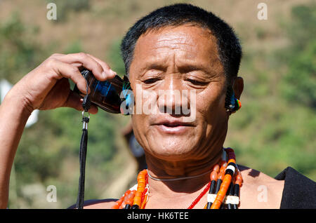 Mobilphone ist Teil des modernen Lebens, selbst für die alte Headhunters in Nagaland Stockfoto