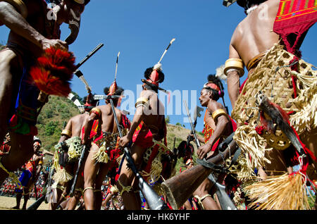 Krieger des konyak Stamm rituelle Tänze an hornbill Festival durchführen Stockfoto